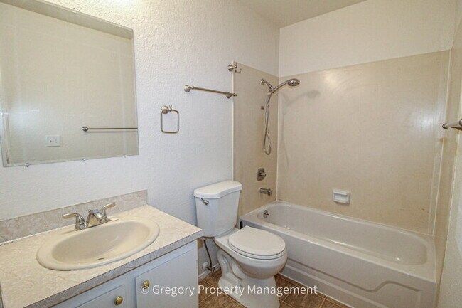 Building Photo - Excellent value in this updated 2 bedroom condo. Easy walk to Juanita beach waterfront park and t...