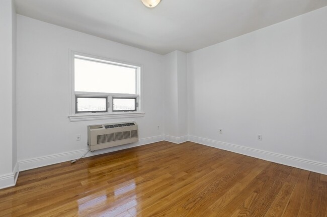 Building Photo - 809-815 22nd St