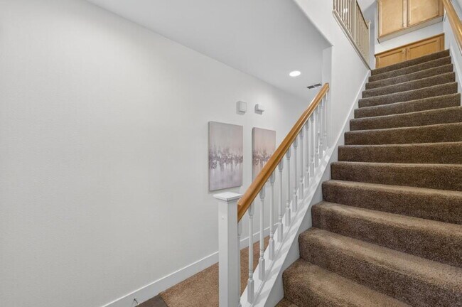 Building Photo - Charming 3-Bed Home in Sacramento with 2.5 Baths