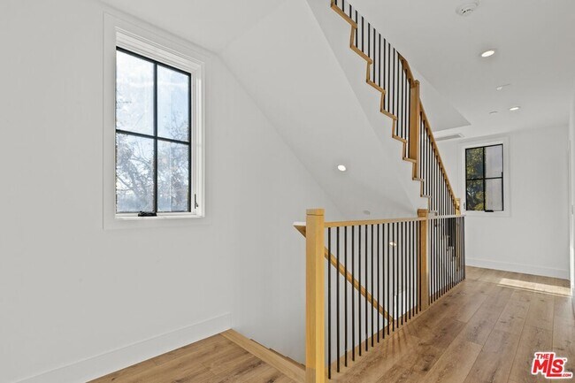 Building Photo - 5536 Tova Dr