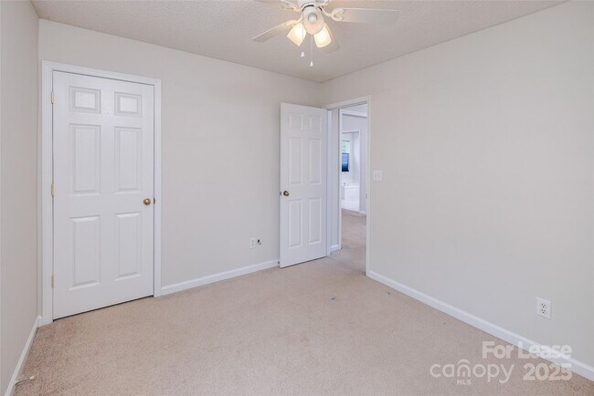 Building Photo - 16017 Woodcote Dr