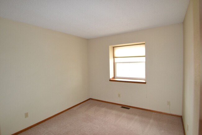 Building Photo - Mountain Shadows 3 Bedroom home with AC