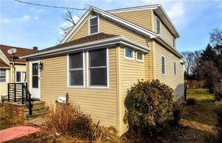 Building Photo - 118 Webb Ave