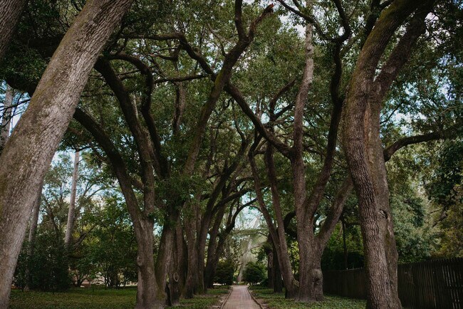 Building Photo - 946 Magnolia St SE