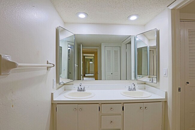 Building Photo - Parkwoods 1570-3