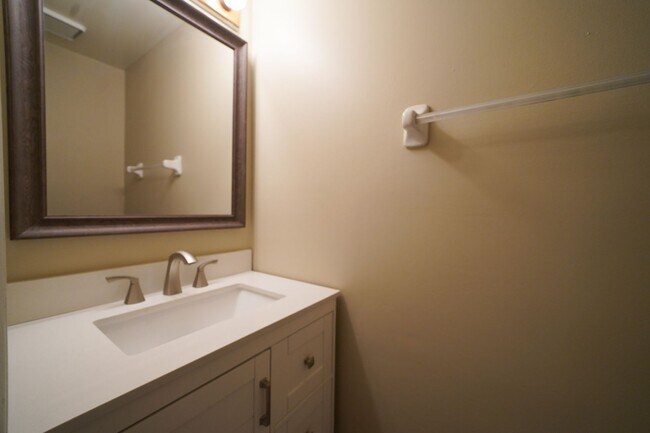 Building Photo - Remodeled 2 sty 4 bd, 2 1/2 ba 2 car gar fenced yd 6 ,9, or 12 mo lease