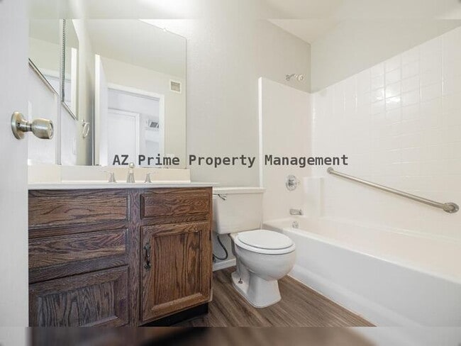 Building Photo - 619 E Jensen St