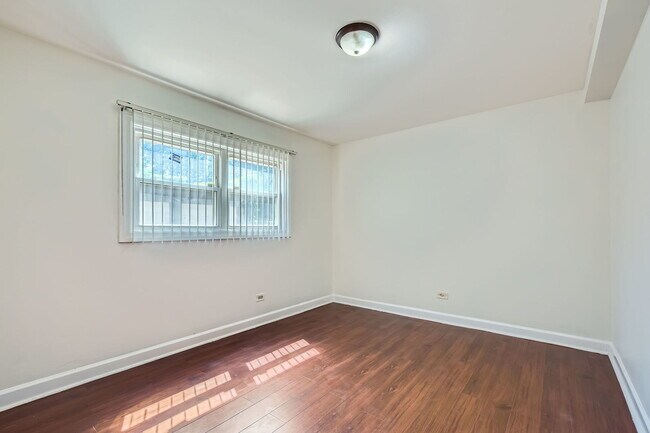 Building Photo - 2067 W Farwell Ave