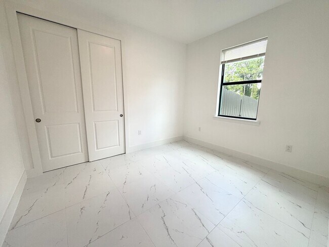 Building Photo - 4400/4402 Golfview Blvd