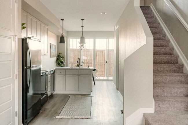 Building Photo - Gorgeous Townhome near Edgewater!