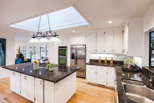 Building Photo - Luxurious Short Term Lease in Atherton: Ov...