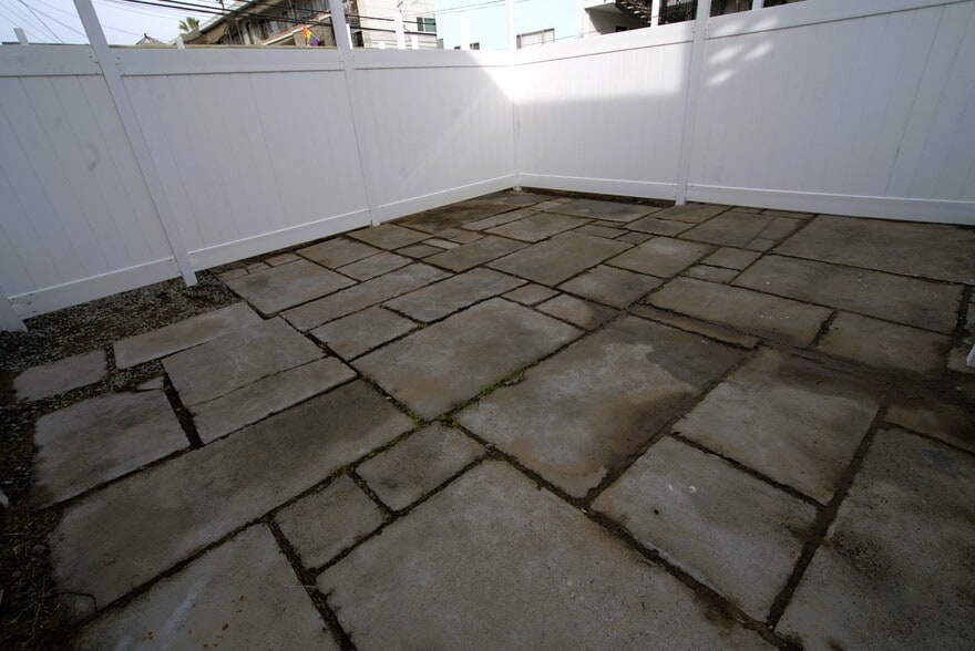 300 sq. ft. of private, fenced yard space - 1123 E Ocean Blvd