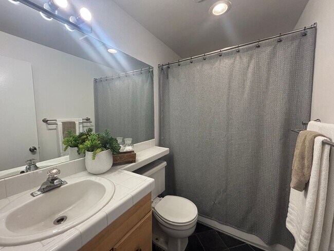 Building Photo - Queen Anne Gem with Private Balcony & Cozy...
