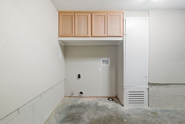 Building Photo - 3 bed/1 bath remodel within walking distance of Brookside
