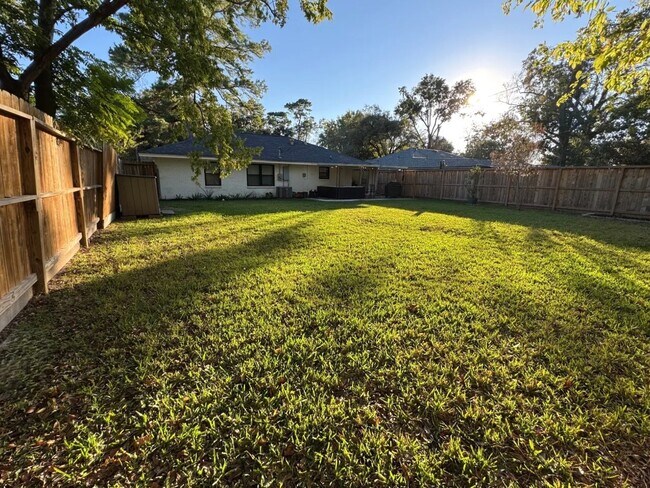 Building Photo - 2310 Hialeah Dr