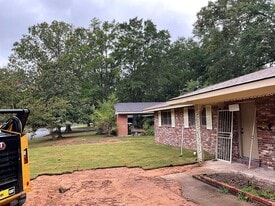 Building Photo - 2209 W 40th Ave