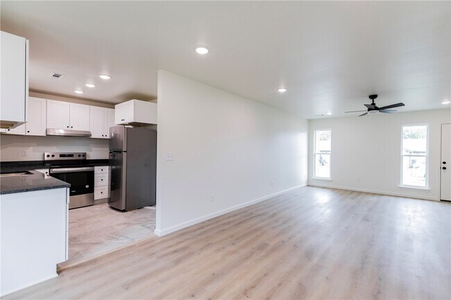 Building Photo - 1802 S 14th Pl