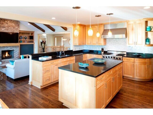 Building Photo - 1215 Oakview Rd