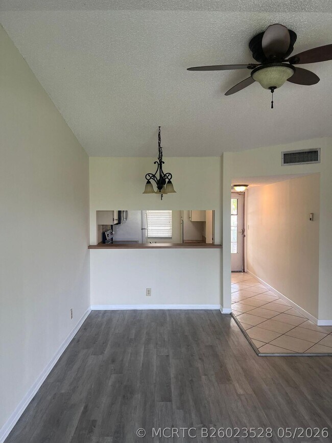 Building Photo - 9993 Three Lakes Cir