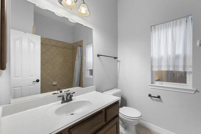 Building Photo - Stunning 4-bed, 4-bath Home in Auburn Lakes community!