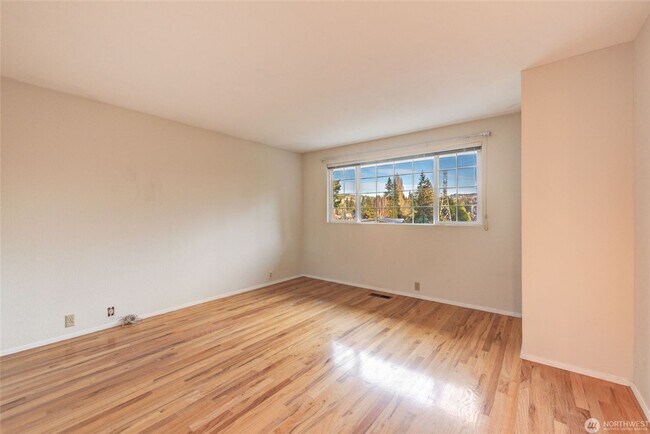 Building Photo - 12201 SE 65th Pl