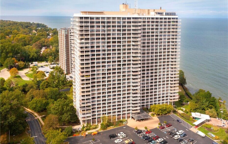 Building Photo - 12700 Lake Ave