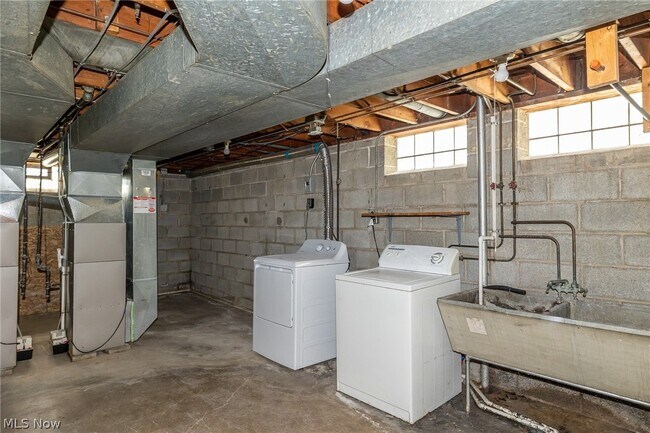 Building Photo - 8221 Pelham Dr