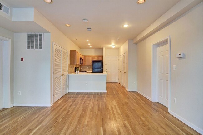 Building Photo - 704 Clinton St