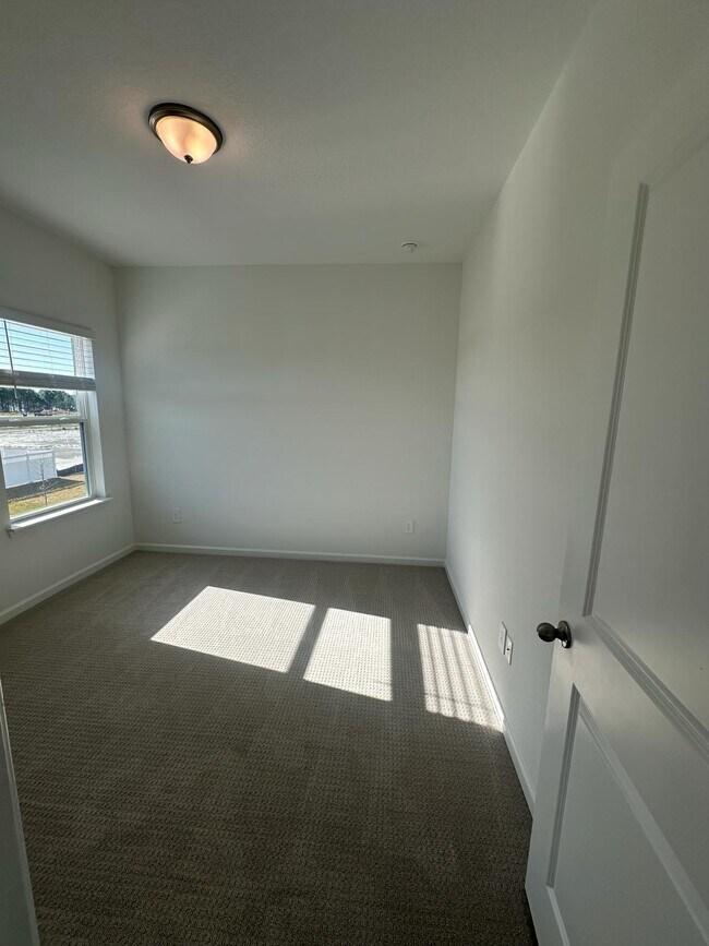 Building Photo - 572 Silver Landing Dr