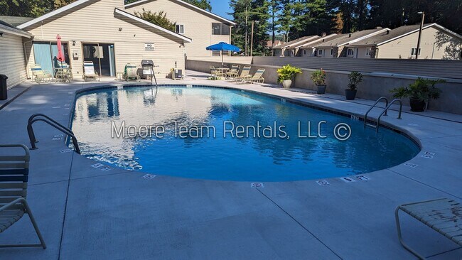 Building Photo - 2 Bed / 3 Bath Condo - Office, Pool, Clubhouse & Garage