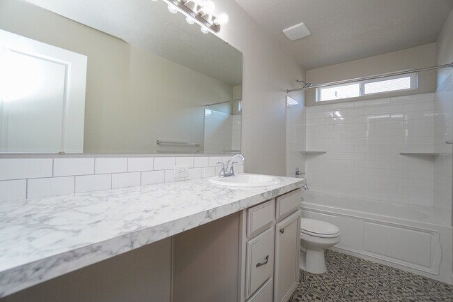 Building Photo - 3067 N Greengate Wy