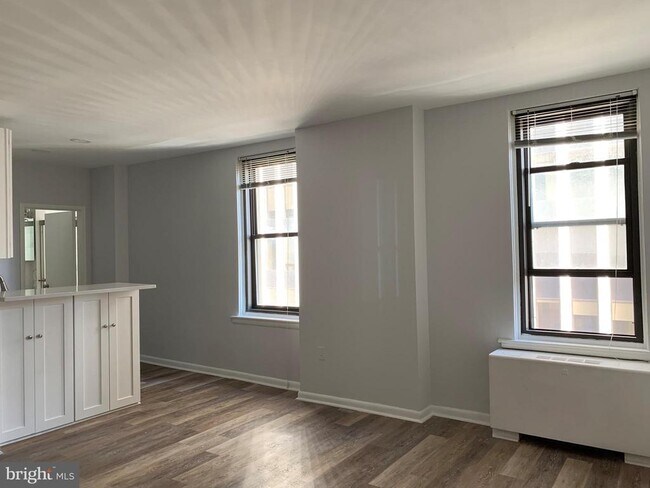 Building Photo - 135 S 19th St