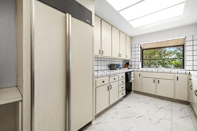 Building Photo - Elegant Corner Condo with Spacious Interiors