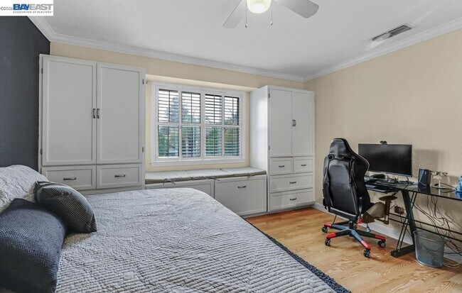 Building Photo - 828 Hollowbrook Dr