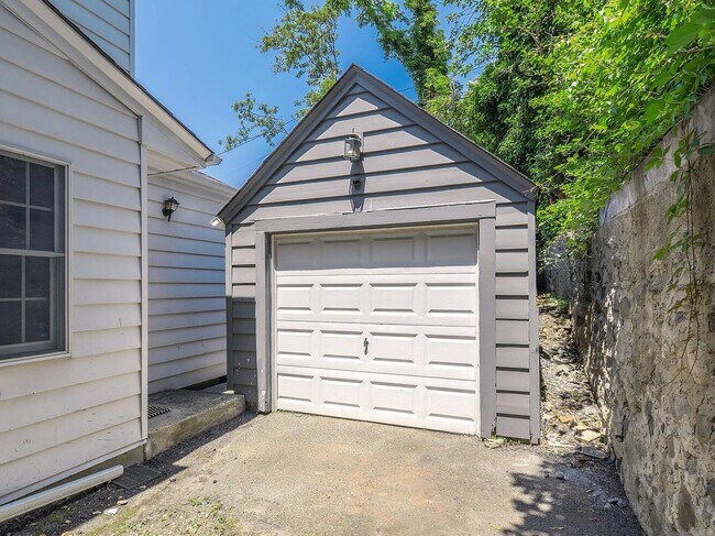 Building Photo - 221 Manhasset Ave