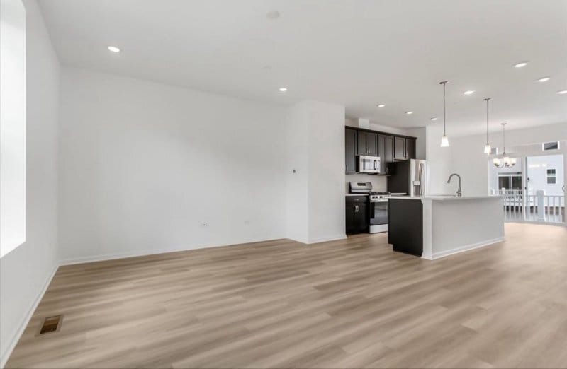 Building Photo - 1060 E Oakton St