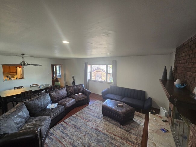 Building Photo - Rooms for Rent in Home Near SUU