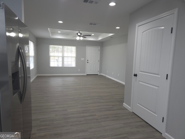 Building Photo - 401 E 7th St