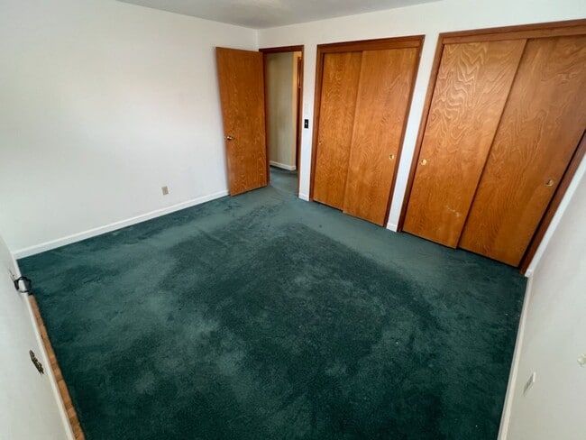 Building Photo - SPACIOUS 4 bed/2 bath home in desired location with double garage, fenced back yard!