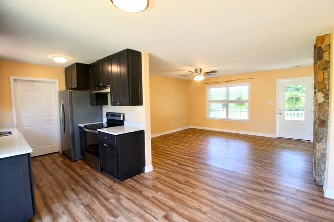 Building Photo - Stunning Home with Breathtaking Blue Ridge Mountain Views!   3 Bedrooms | 2 Baths