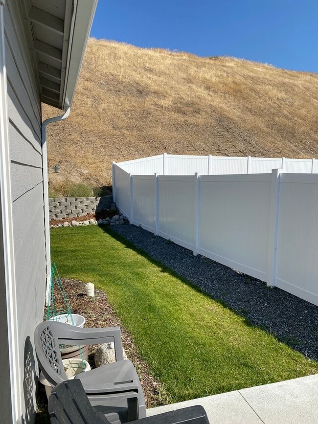 Building Photo - Beautiful 3 Bed/2 Bath Home and Half off the Rent on Move In!