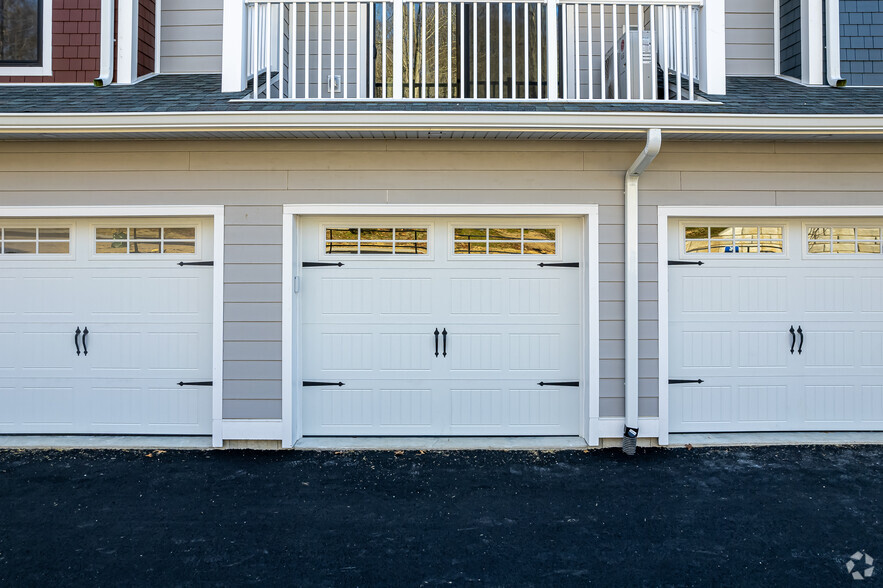 Garages - The Laurel at 401 Albany Turnpike