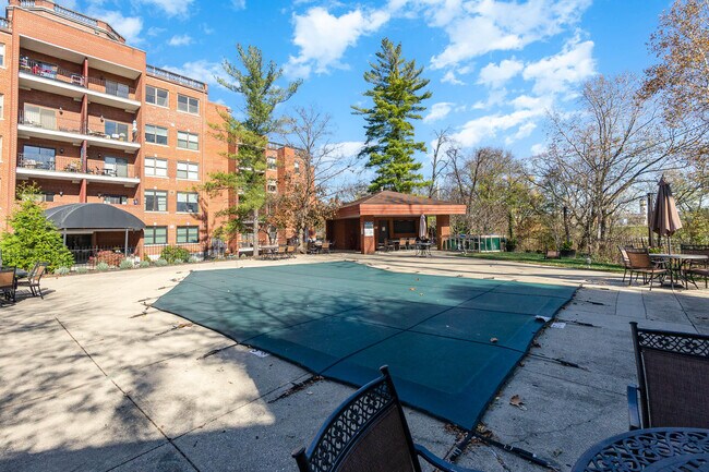 Building Photo - 323 E 2nd St