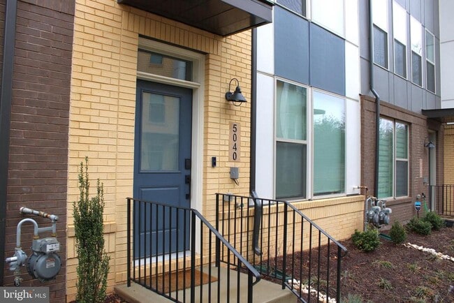 Building Photo - 5040 Oakmoore Dr