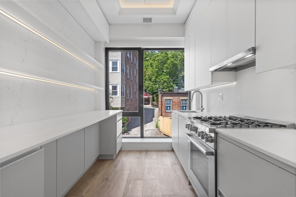 Building Photo - 1572 Beacon St