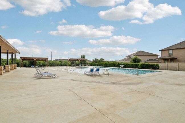 Building Photo - Price Improvement! This 4 bed, 2.5 bath ho...