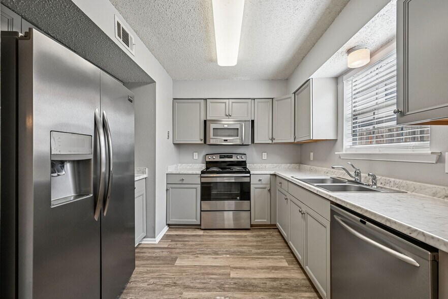 Building Photo - 737 Heavens Dr