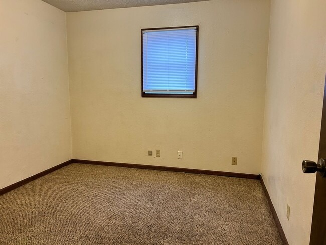 Building Photo - Convenient Location