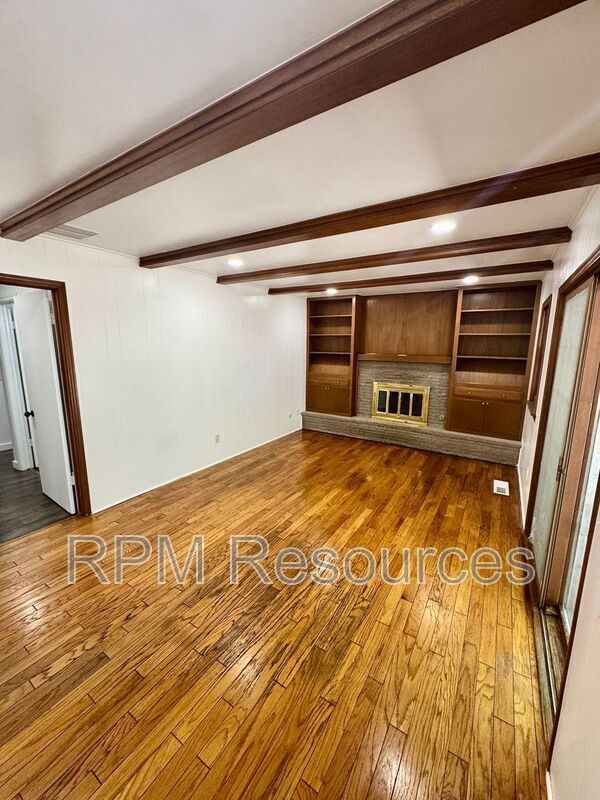 Building Photo - 2820 N McMillan Ave