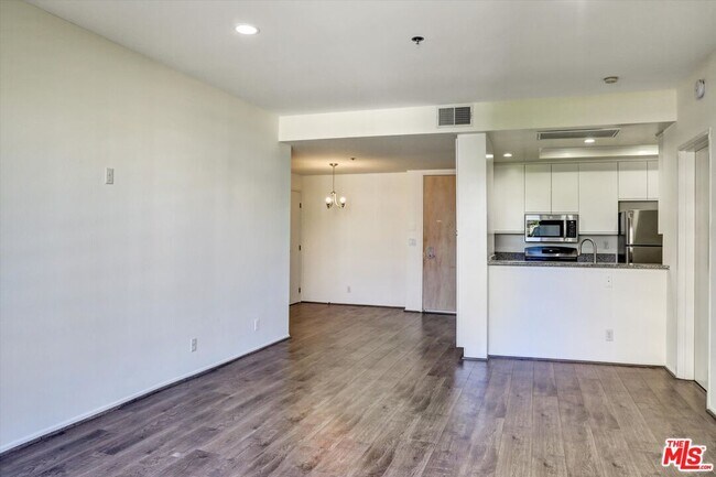 Building Photo - 10600 Wilshire Blvd